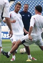 (1)England soccer team opens training to media